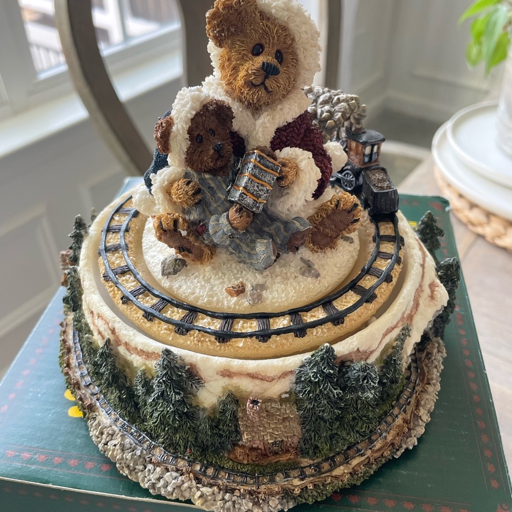 Boyds Bears Conductor Chugalong with Little Caboose Boyds Express